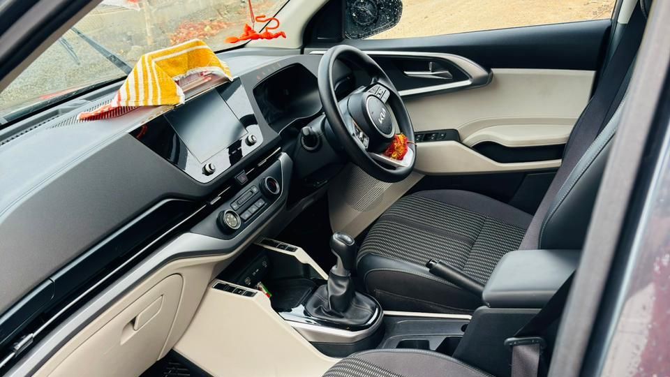 Kia Carens image 5