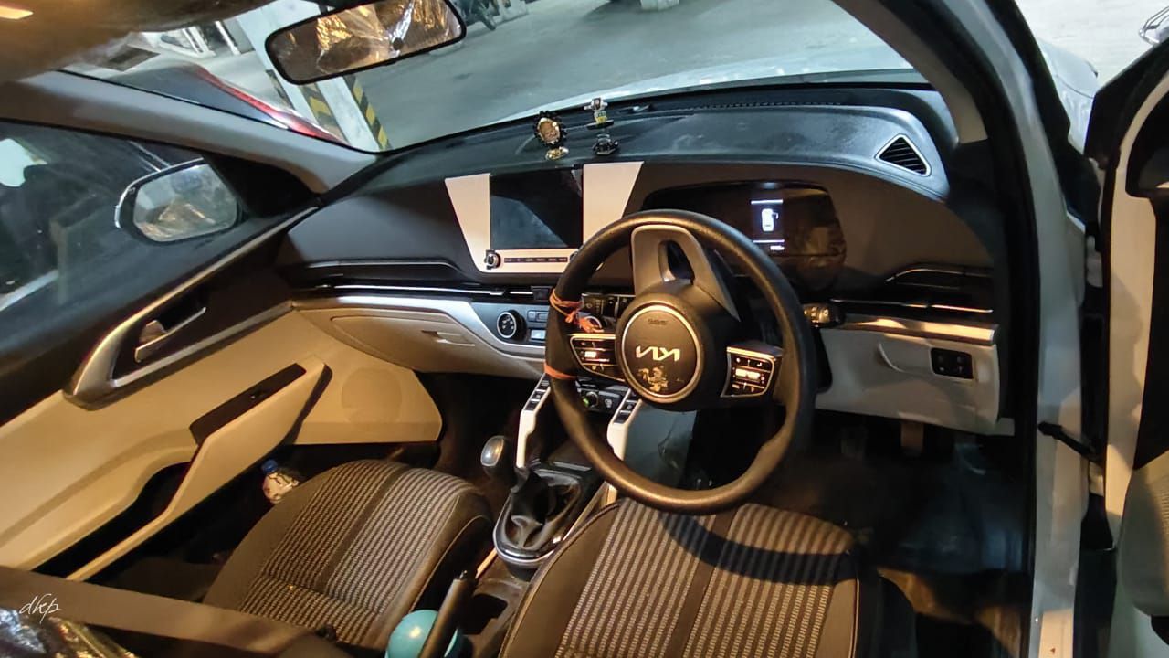 Kia Carens image 5