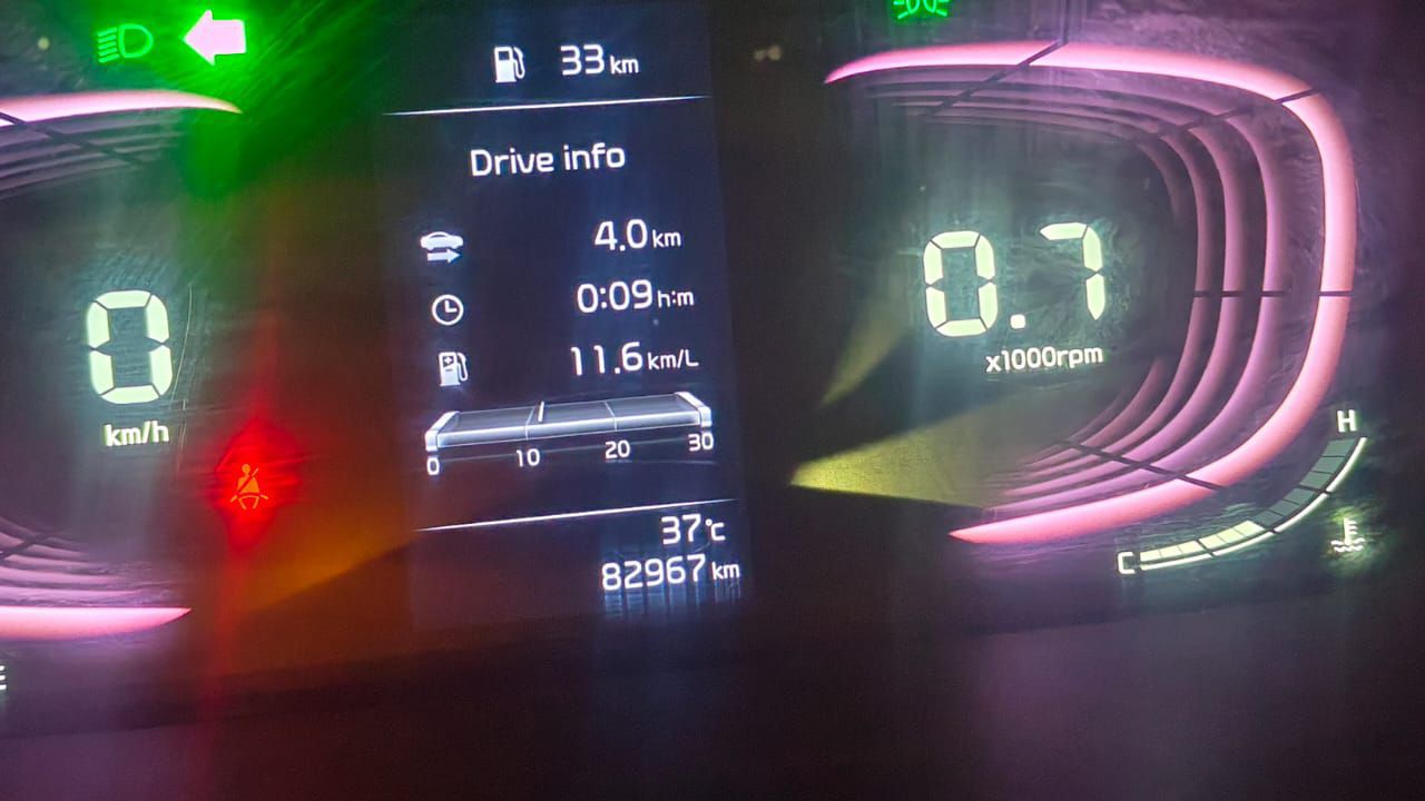 Kia Carens image 6